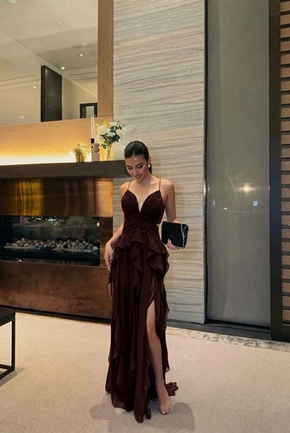 Braunes Abendkleid mit Rüschen und Trägern – Langes elegantes Kleid